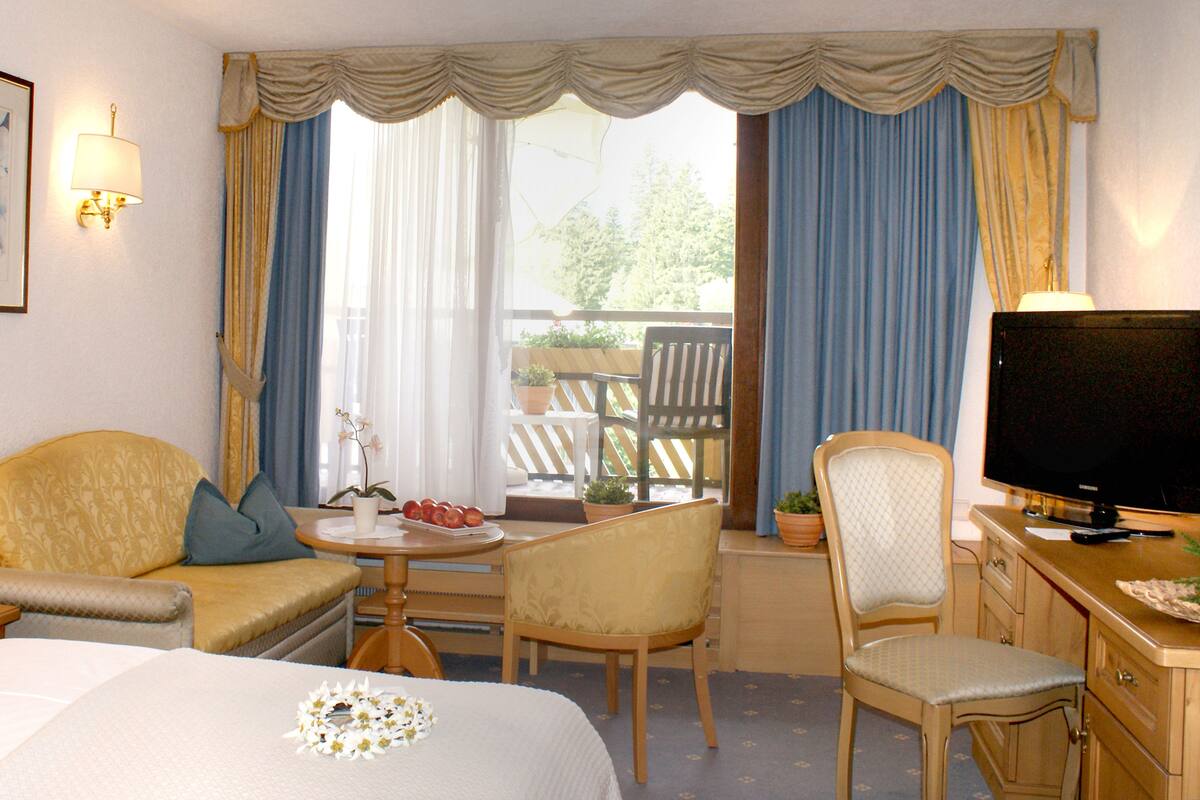 superior double room, balcony | hypo-allergenic bedding, in-room safe, desk, iron/ironing board