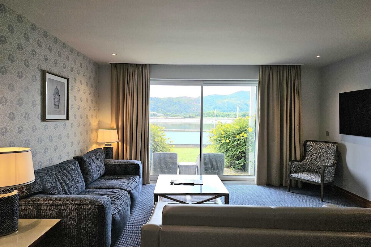 luxury twin room (suite) | living area | 32-inch flat-screen tv with digital channels, tv