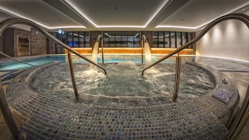 Innendørsbasseng