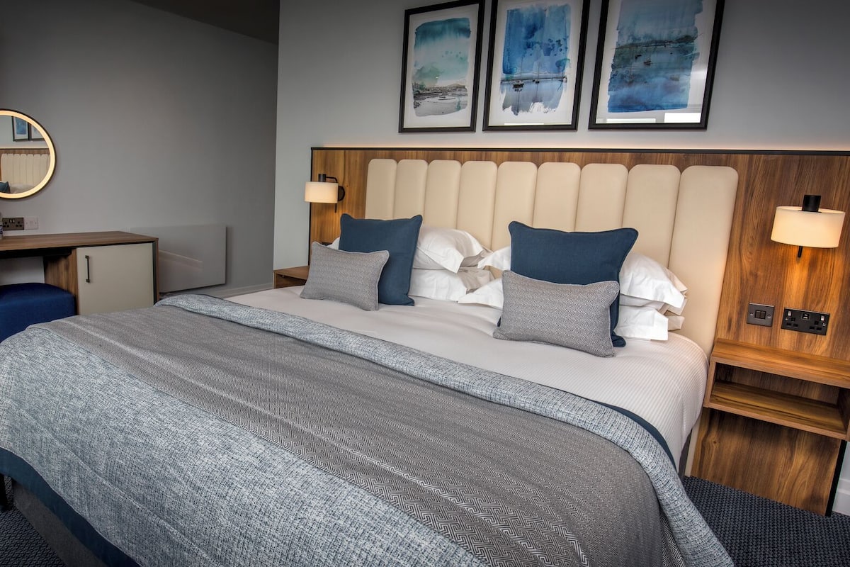 Junior Room, 1 King Bed, Non Smoking, River View | Egyptian cotton sheets, premium bedding, in-room safe, desk