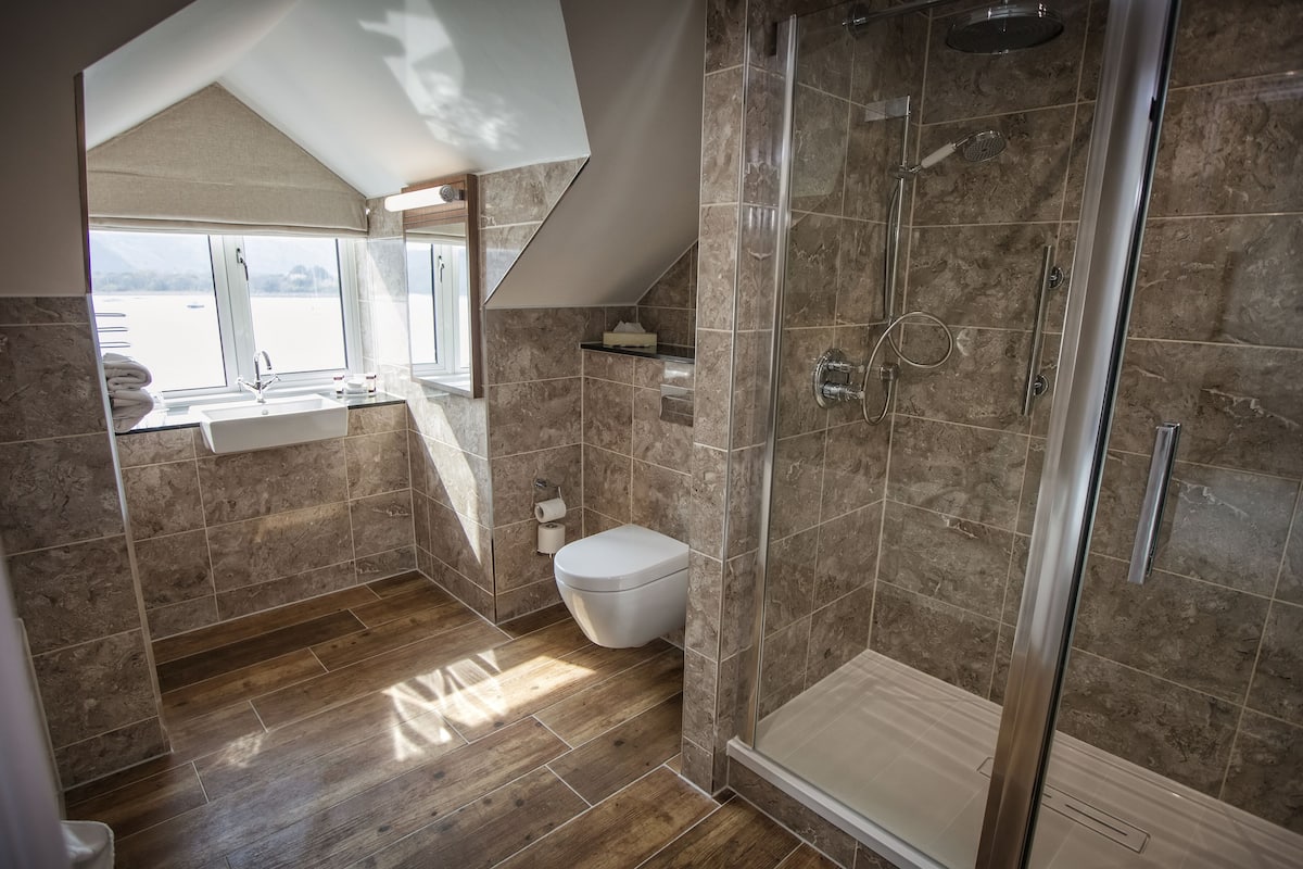 executive room, 1 double bed | bathroom | free toiletries, hair dryer, bathrobes, towels