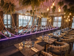 Petit déjeuner, déjeuner et dîner servis sur place, vue sur la mer