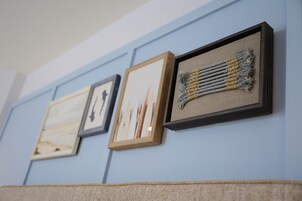 Una pared con tres cuadros enmarcados.