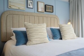 Habitación doble panorámica | Decoración personalizada, muebles diferentes y escritorio 