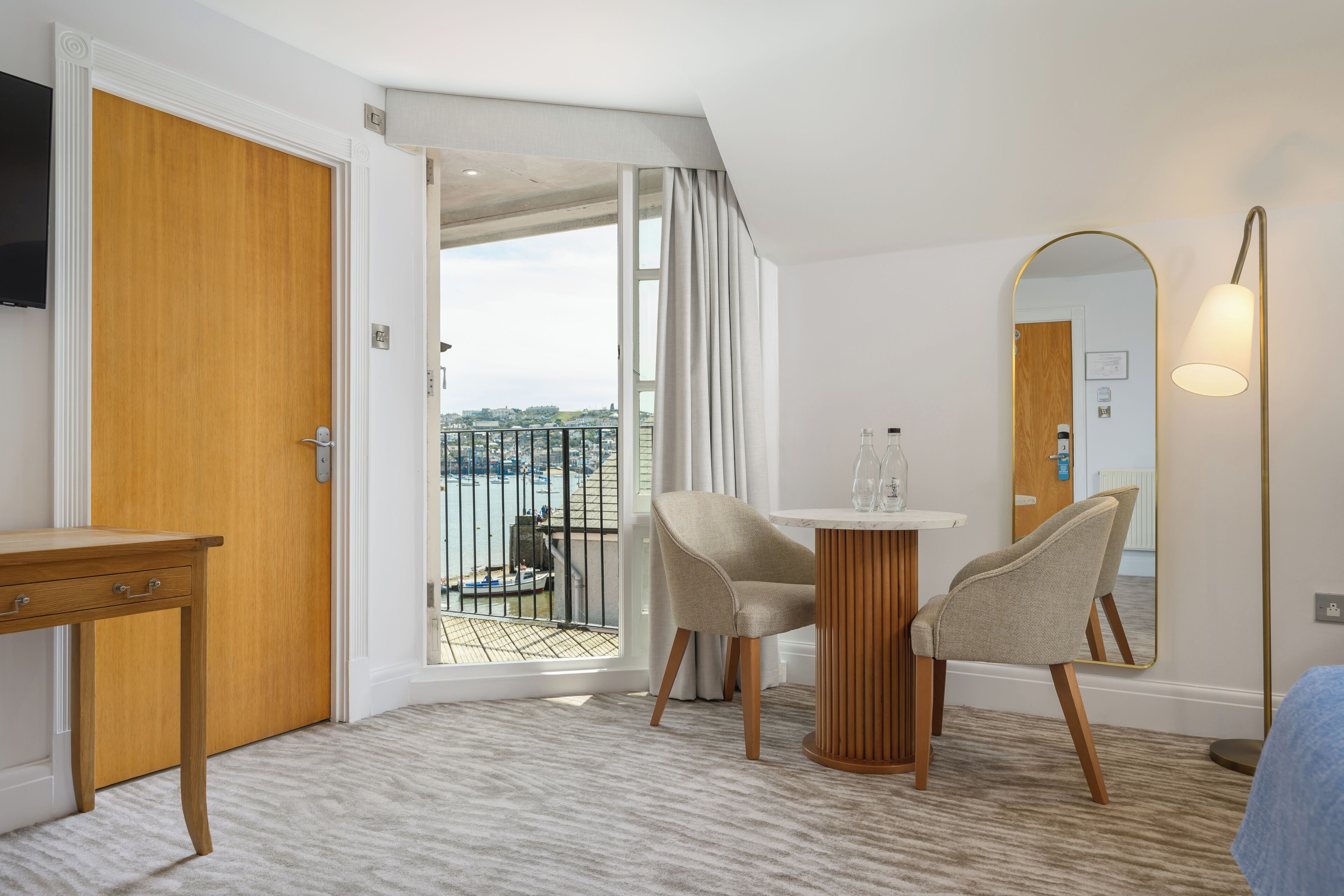 Deluxe-Zimmer | Individuell dekoriert, individuell eingerichtet, Schreibtisch