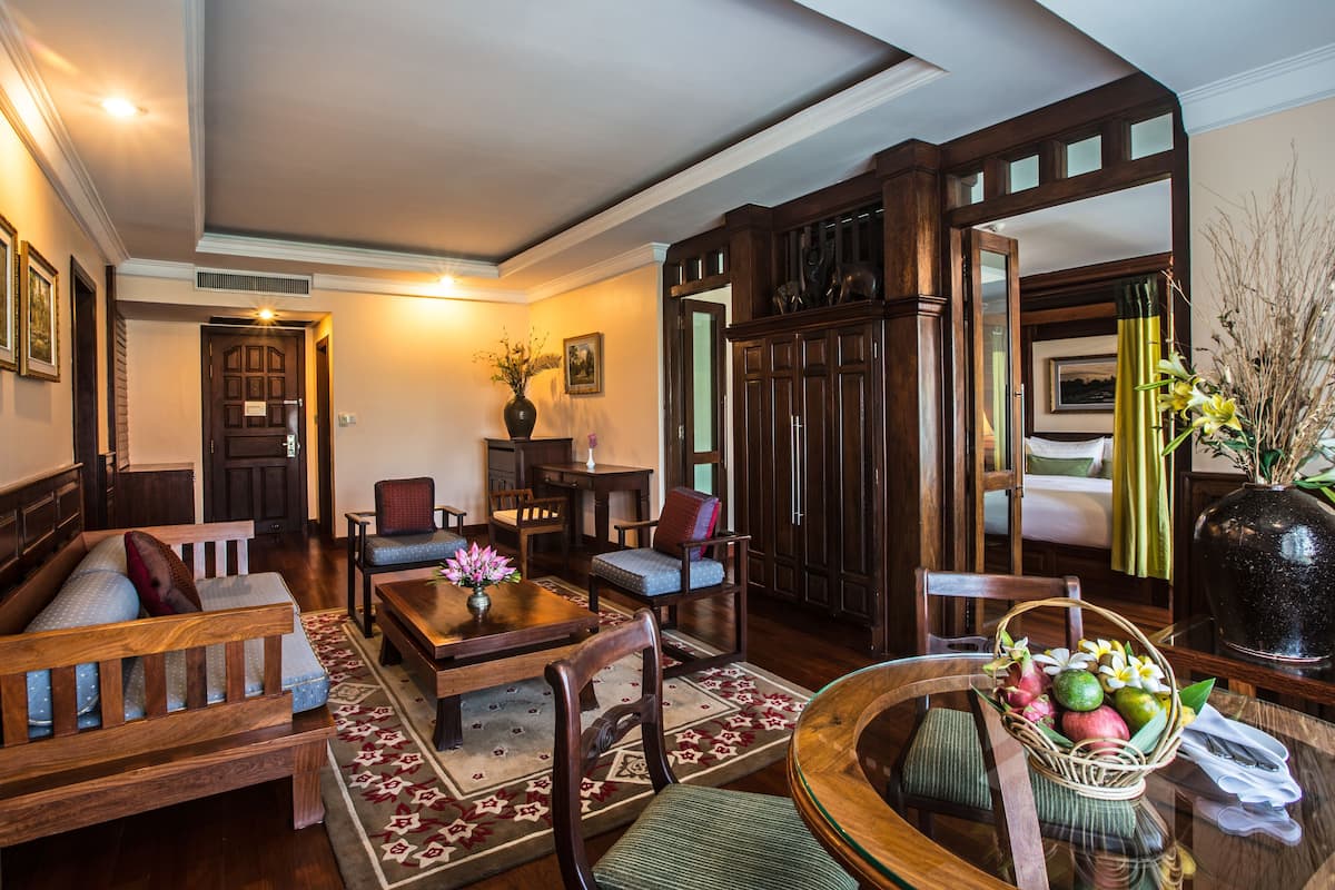 Prince Royal Suite | Living area | 32-inch flat-screen TV with satellite channels, TV