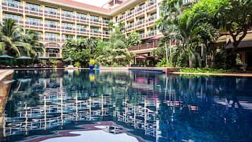 Una piscina al aire libre, sombrillas