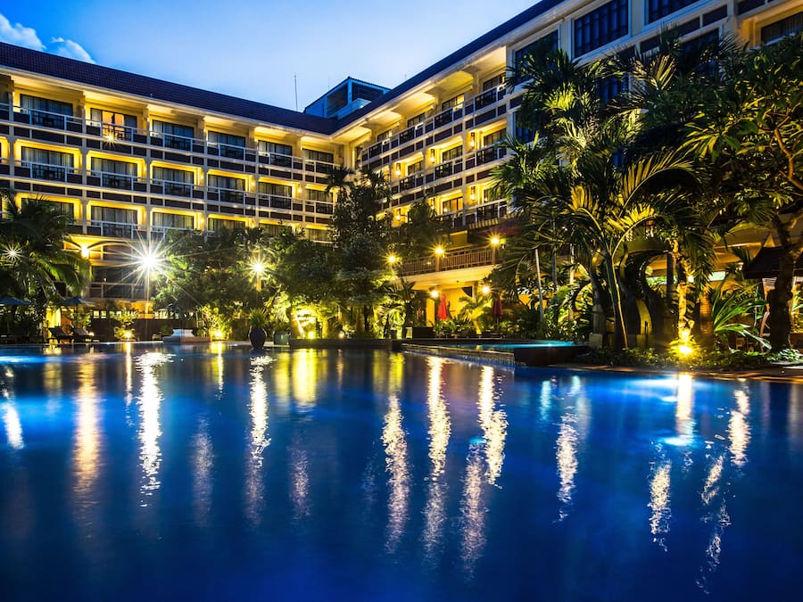 Piscina externa, funciona das 6h às 21h, guarda-sóis