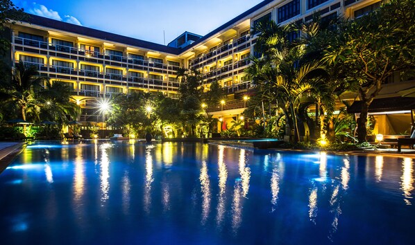 Ulkouima-allas avoinna 6.00–21.00, aurinkovarjoja