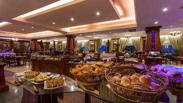 Petit déjeuner, déjeuner et dîner servis sur place, vue sur la piscine