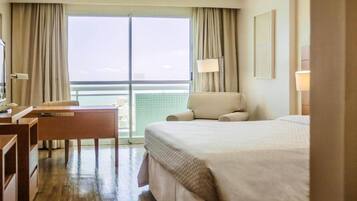Quarto superior, 1 cama Queen, para não fumantes | Frigobar, cofres nos quartos, cortinas blackout, quartos à prova de som
