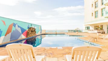 Piscina externa, guarda-sóis, espreguiçadeiras