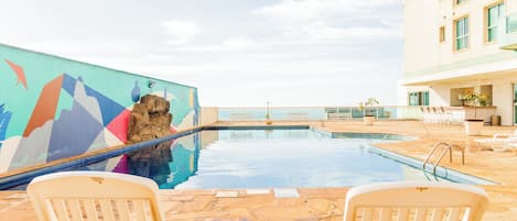 Piscine extérieure, parasols de plage, chaises longues