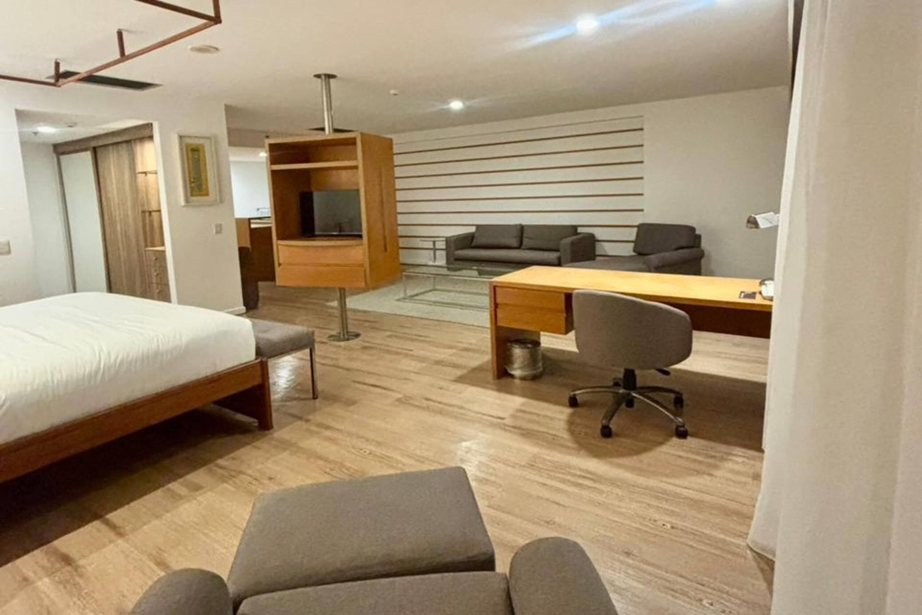 Suite, 1 cama de matrimonio grande con sofá cama, no fumadores, frente al mar | Minibar, caja fuerte, cortinas opacas y sistema de insonorización