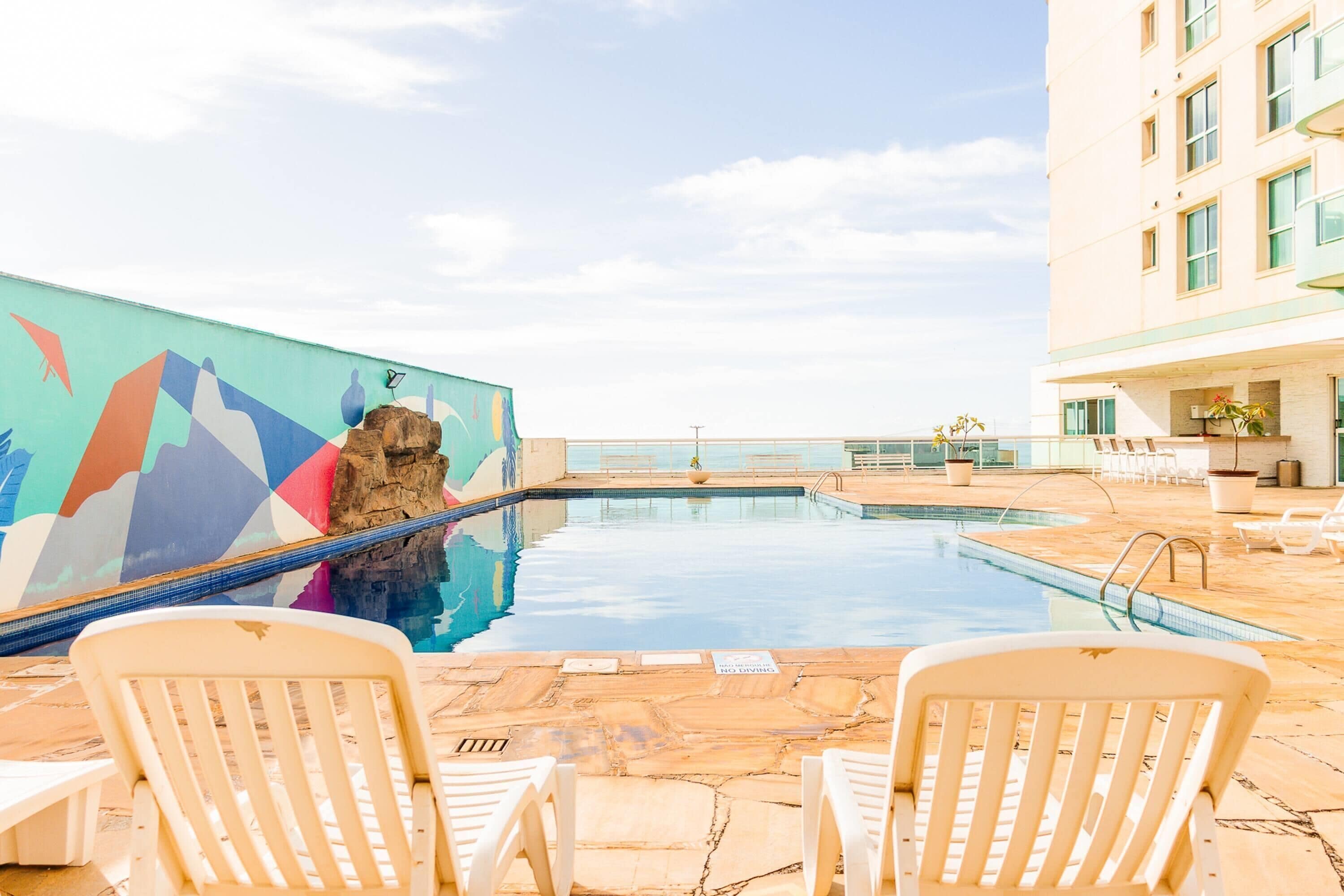 Piscina externa, guarda-sóis, espreguiçadeiras
