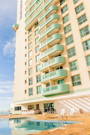 Outdoor pool, pool umbrellas, sun loungers - Mercure Macaé (Macaé)