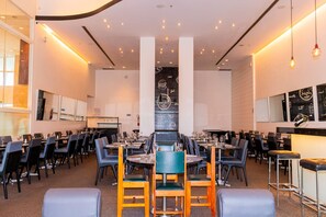 Ze serveren er ontbijt, lunch en diner 