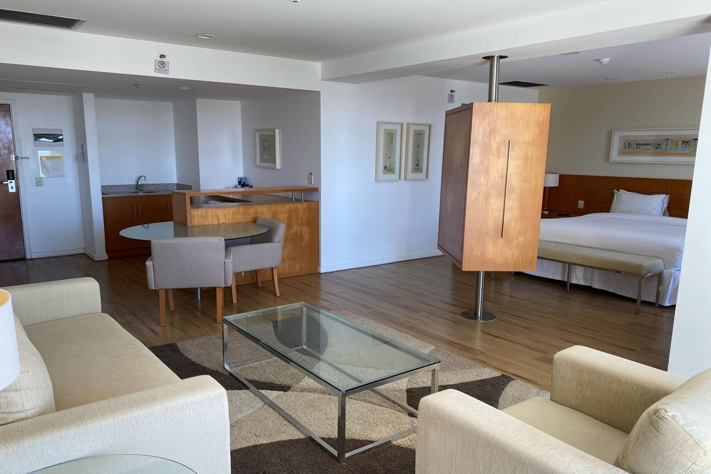 Suite, 1 cama de matrimonio grande con sofá cama, no fumadores, vistas parciales al mar | Minibar, caja fuerte, cortinas opacas y sistema de insonorización