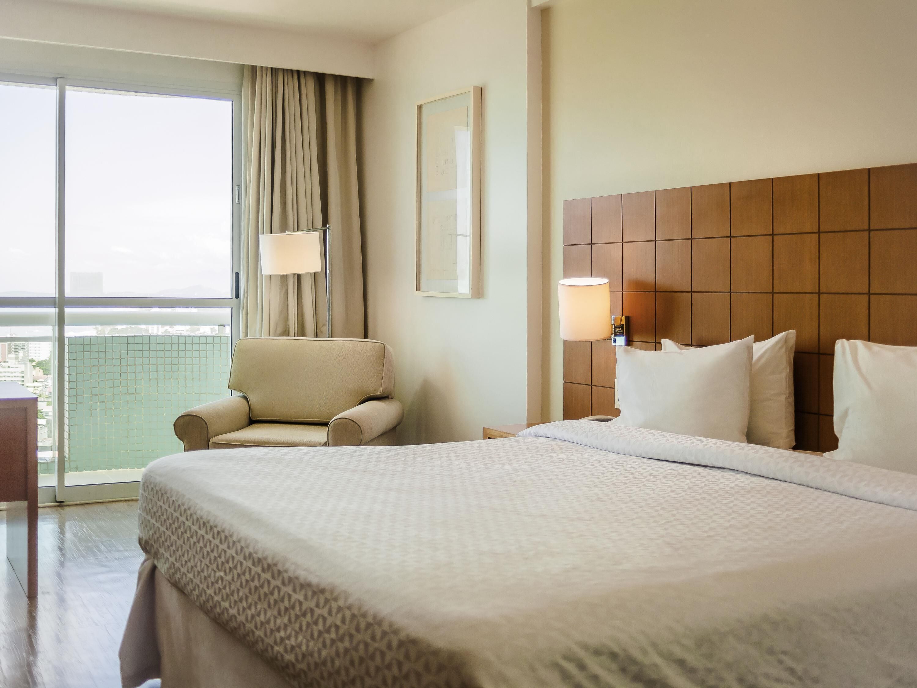 ميني بار وخزنة داخل الغرفة وستائر تعتيم وتجهيزات عازلة للصوت