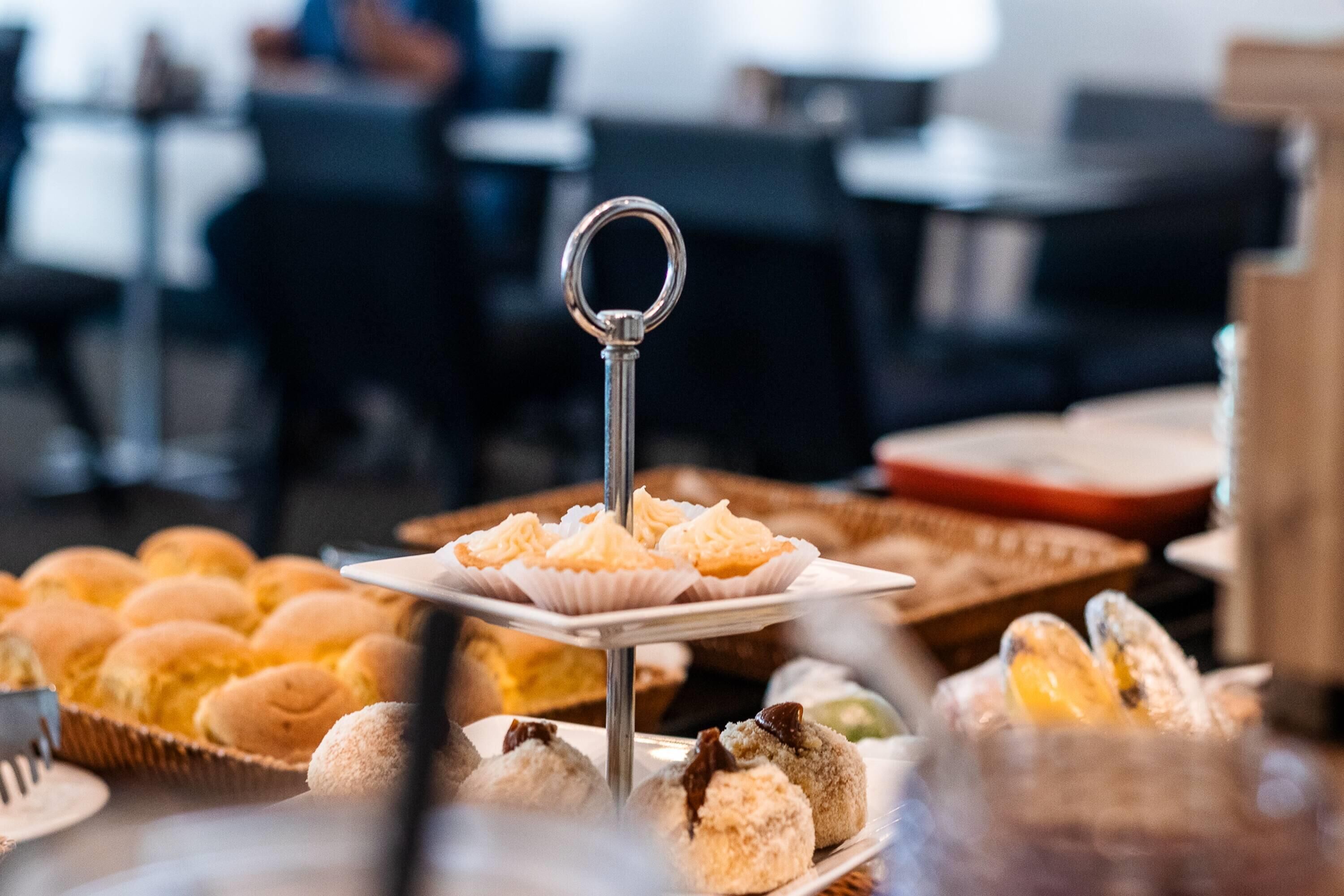 Una mesa de buffet con diversas opciones de pastelería y postres.