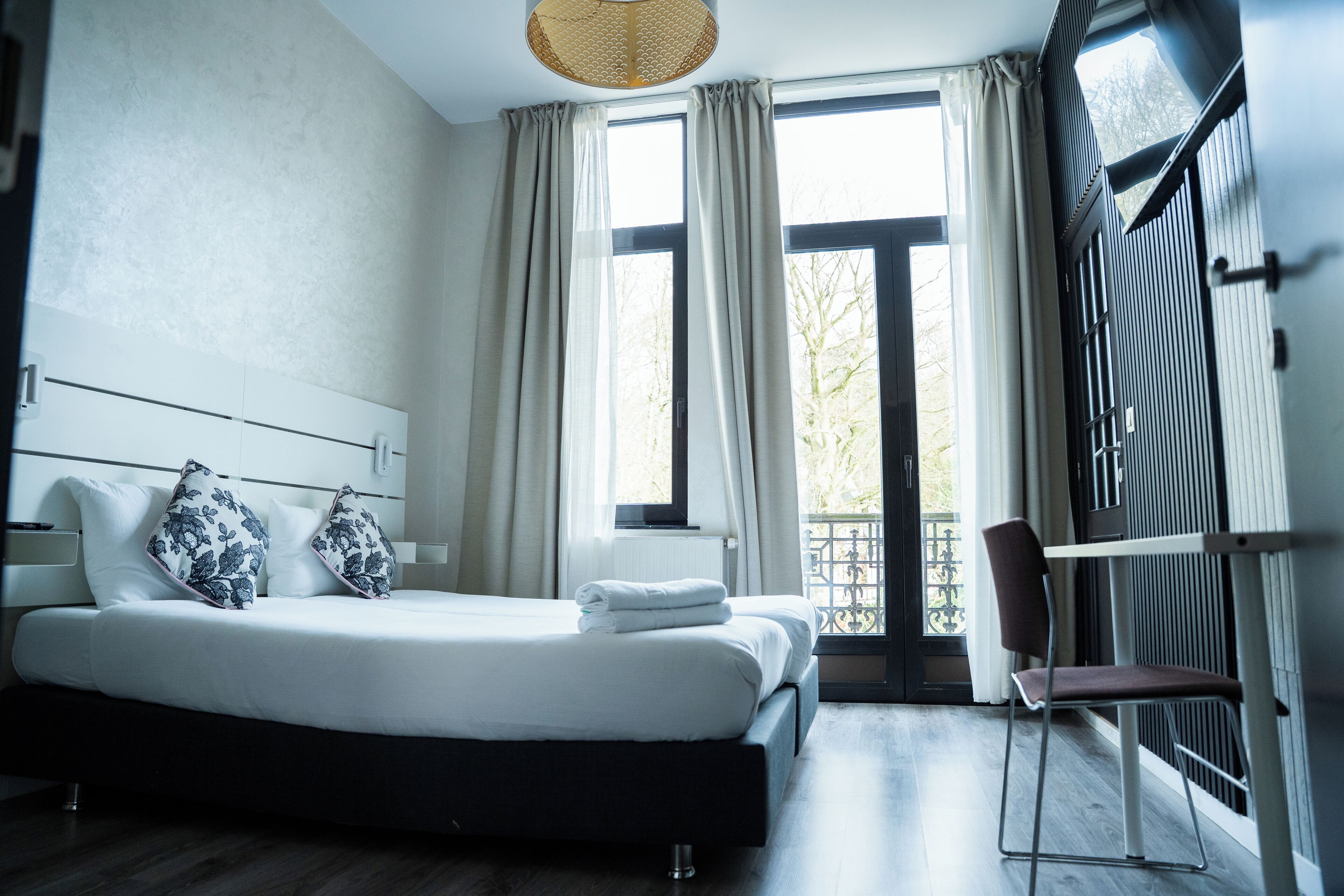 Senger med overmadrass, individuelt dekorert og skrivebord