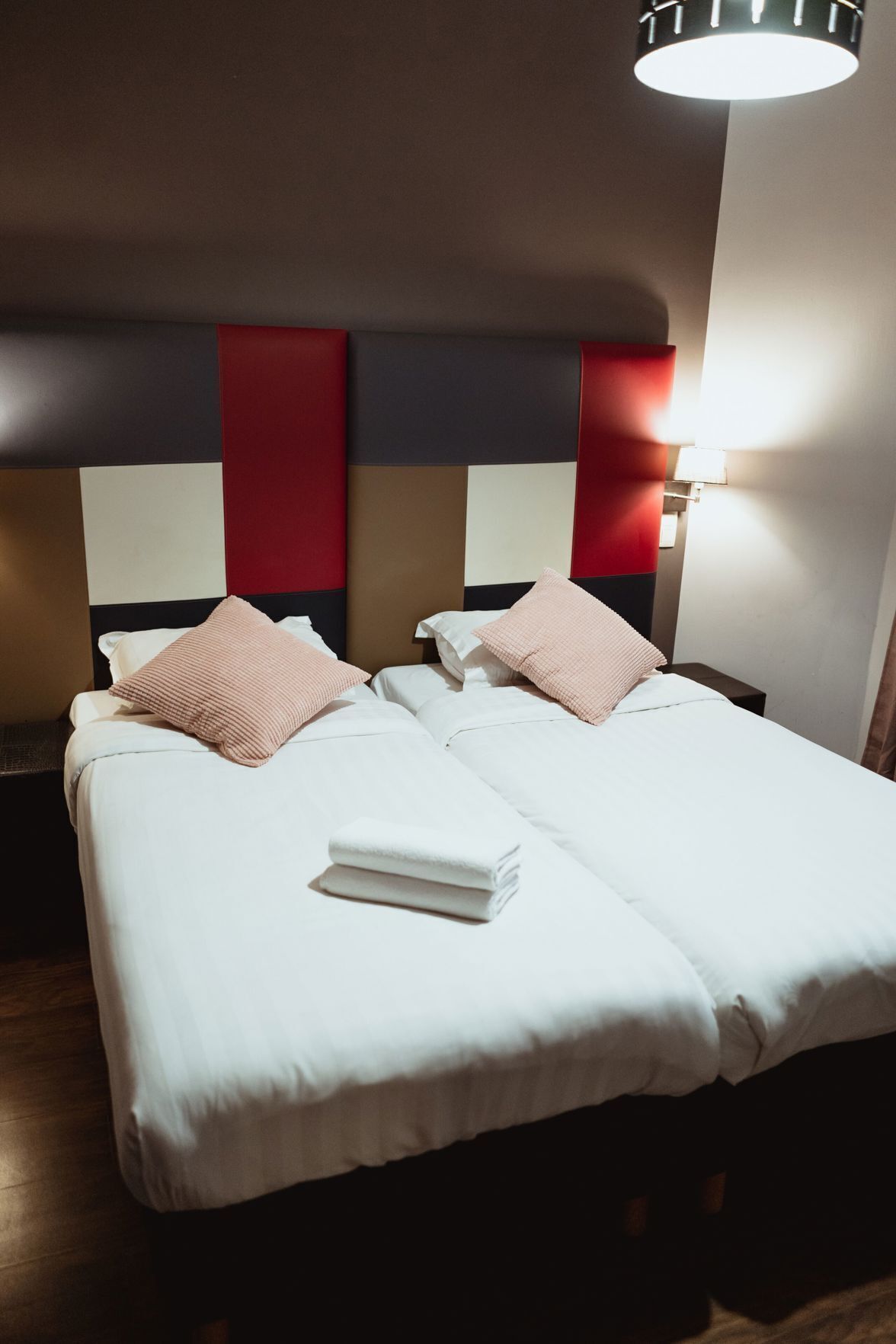 Lit avec matelas à plateau-coussin, décor unique, bureau