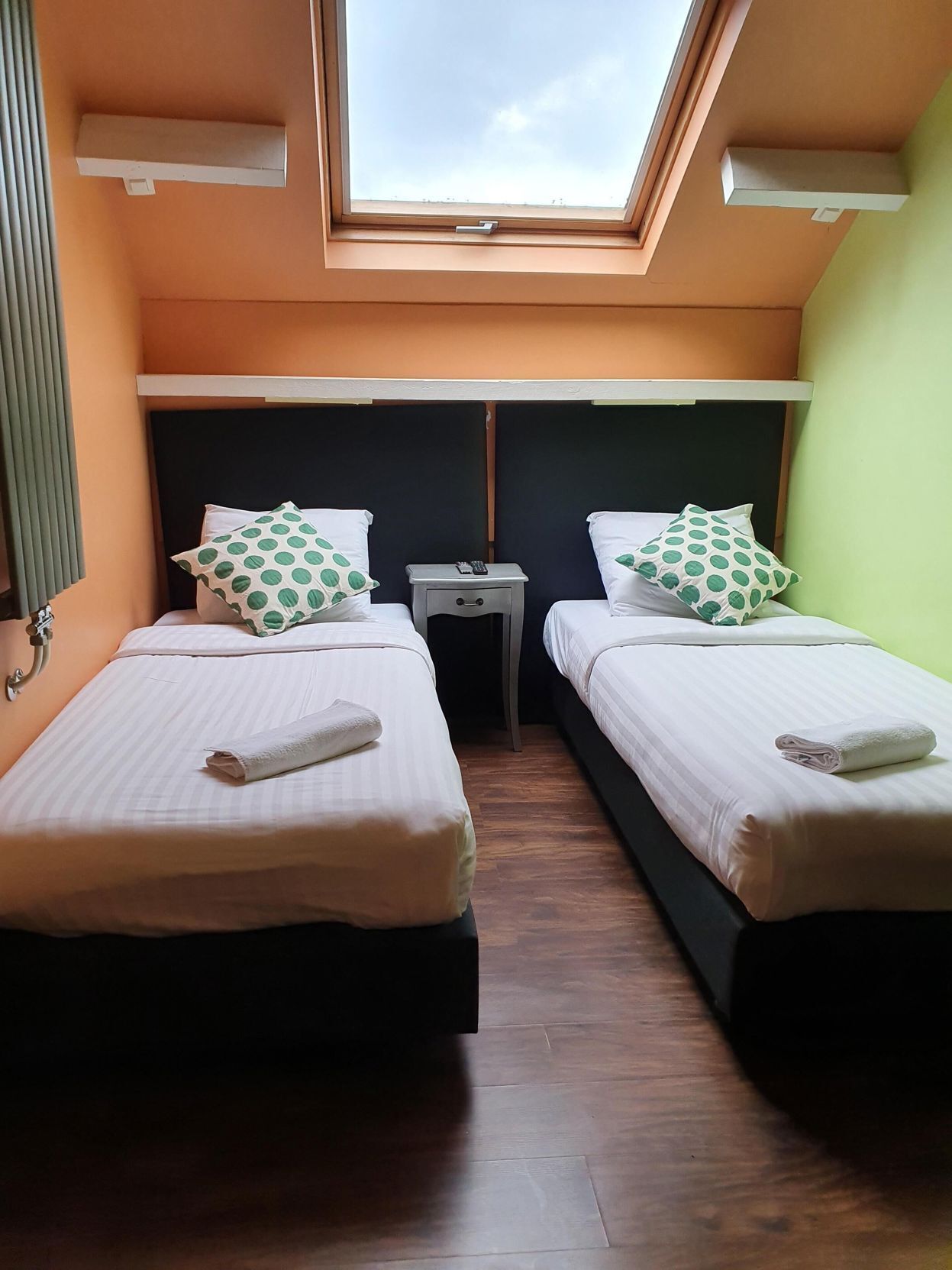 Lit avec matelas à plateau-coussin, décor unique, bureau