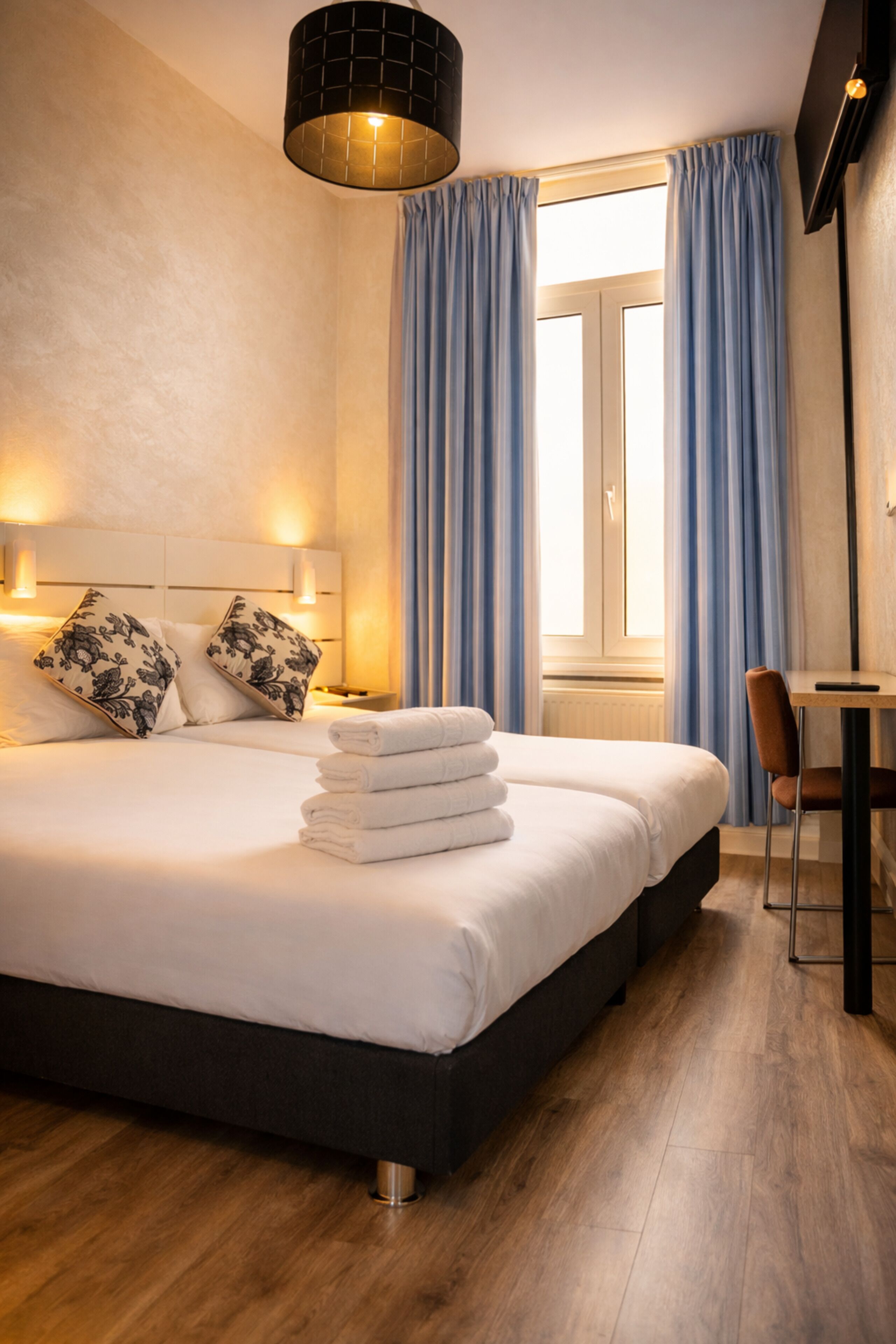 Standaard Twin kamer | Pillowtop-bedden, individueel gedecoreerd, een bureau