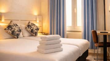 Standaard Twin kamer | Pillowtop-bedden, individueel gedecoreerd, een bureau