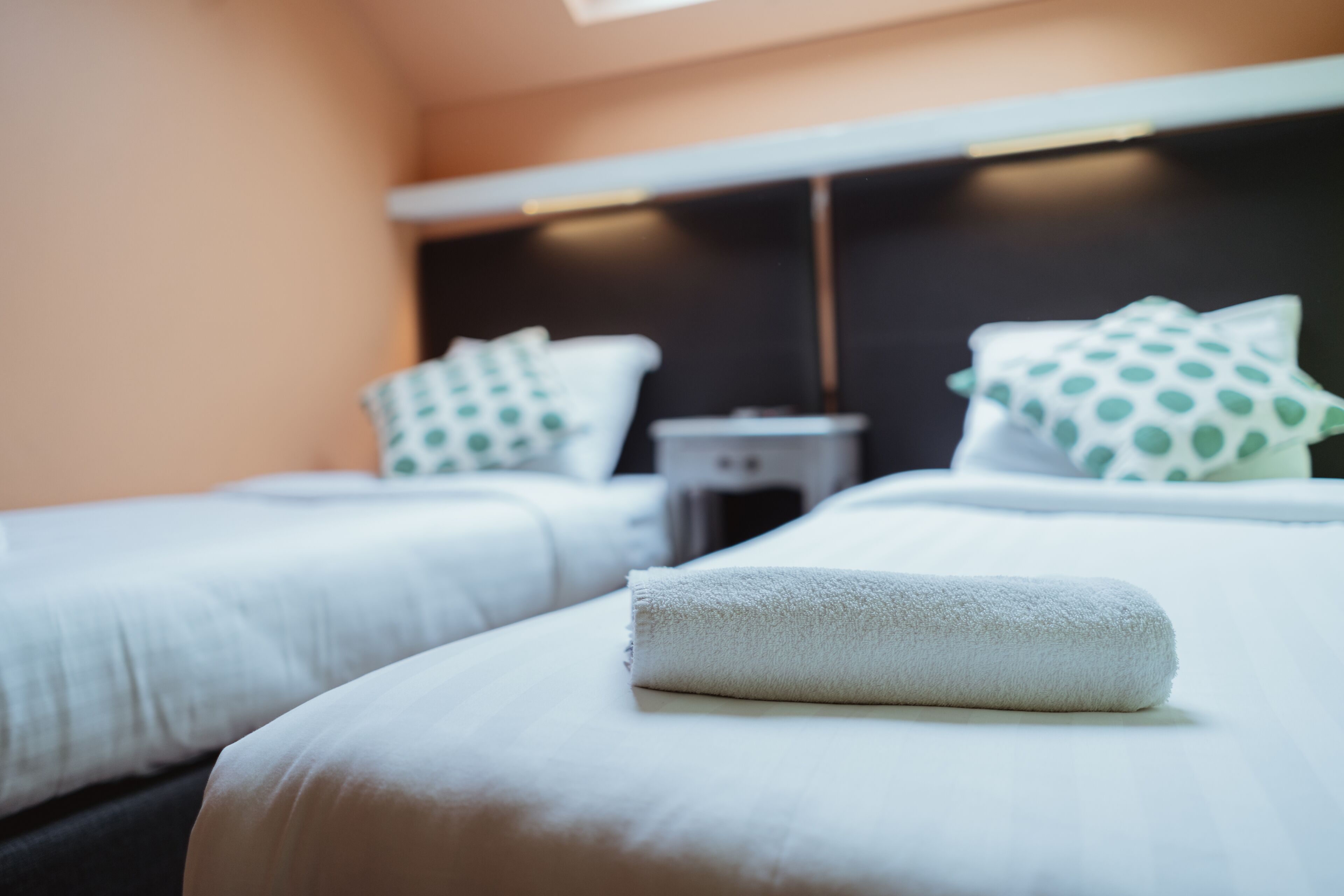 Senger med overmadrass, individuelt dekorert og skrivebord