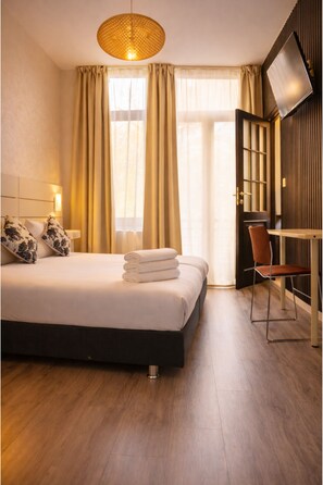 Standaard Twin kamer | Pillowtop-bedden, individueel gedecoreerd, een bureau