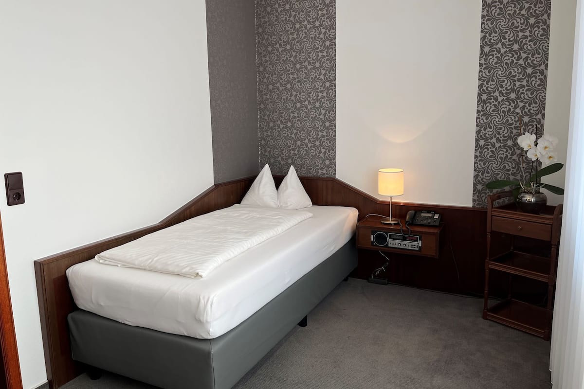 Habitación individual Confort | Ropa de cama hipoalergénica, escritorio, insonorización y wifi gratis