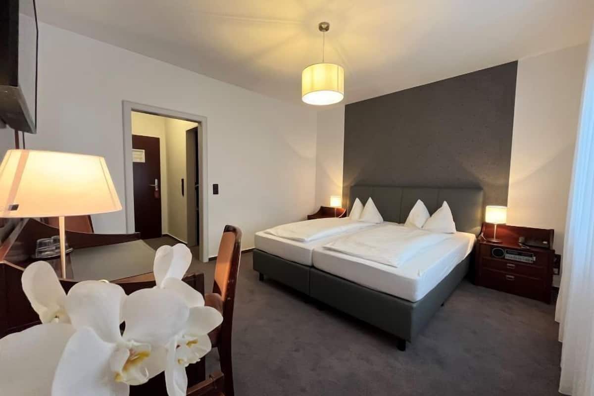 comfort double room, 1 king bed | hypo-allergenic bedding, desk, soundproofing, free wifi