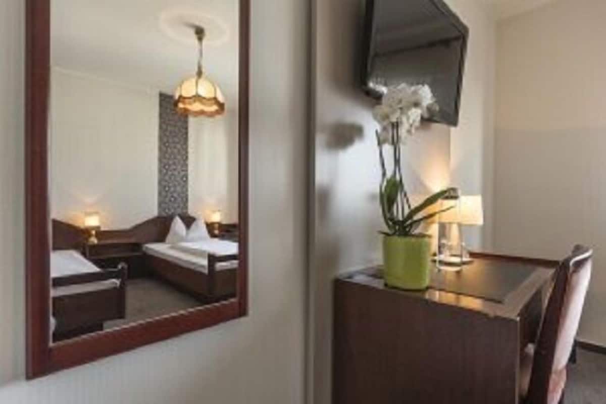 twin room | hypo-allergenic bedding, desk, soundproofing, free wifi