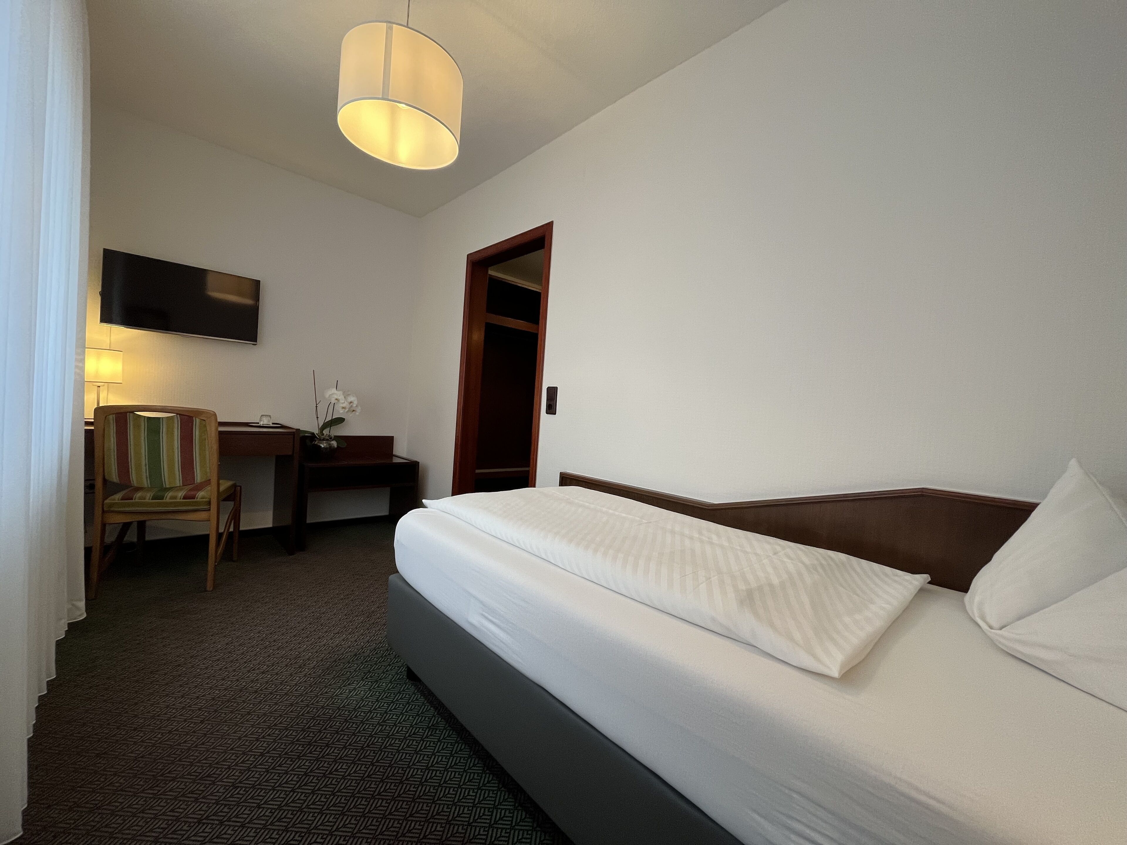 basic single room | hypo-allergenic bedding, desk, soundproofing, free wifi