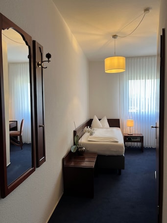 Basic Single Room | Hypo-allergenic bedding, desk, soundproofing, free WiFi