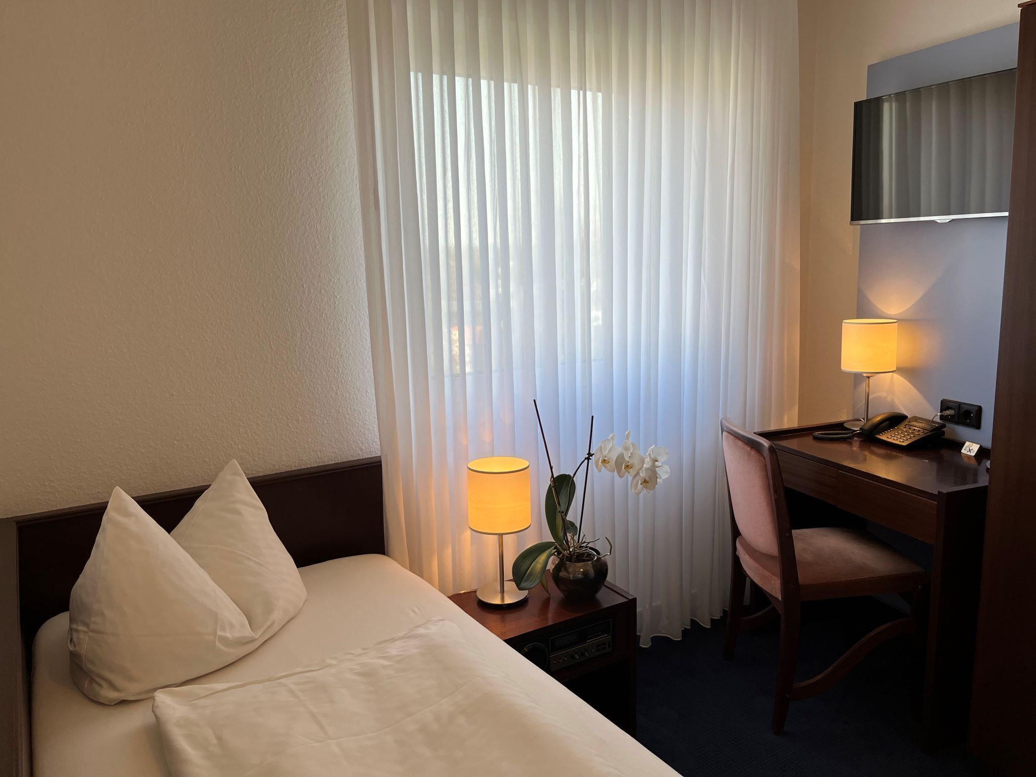 basic single room | hypo-allergenic bedding, desk, soundproofing, free wifi