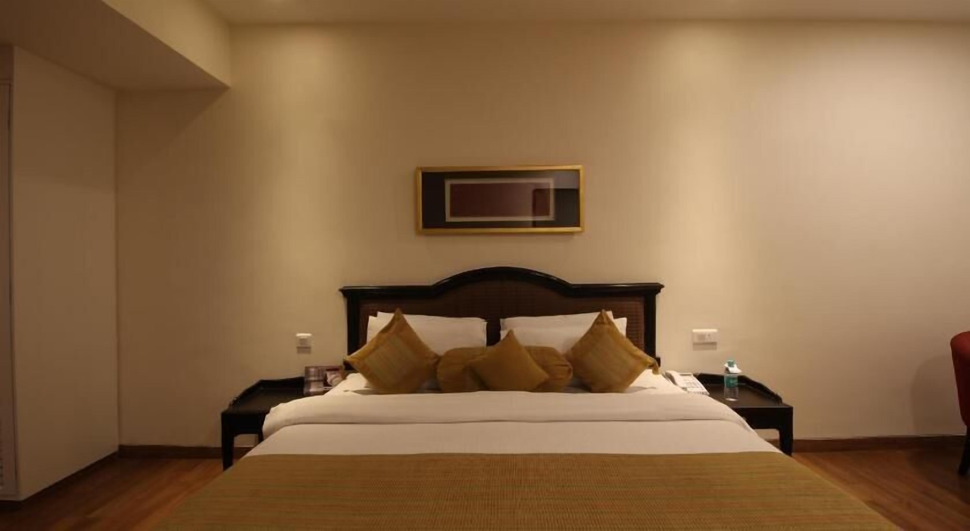 Egyptian cotton sheets, premium bedding, pillowtop beds, minibar