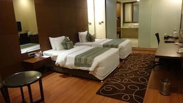 Deluxe Suite | Egyptian cotton sheets, premium bedding, pillow-top beds, minibar