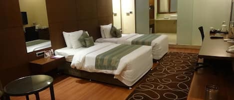 Suite Deluks | Seprai katun Mesir, seprai premium, bantalan ekstra lembut, dan minibar