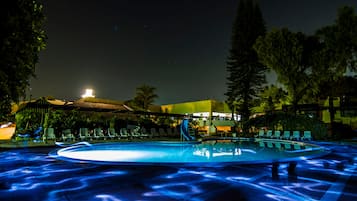 3 piscinas externas, guarda-sóis