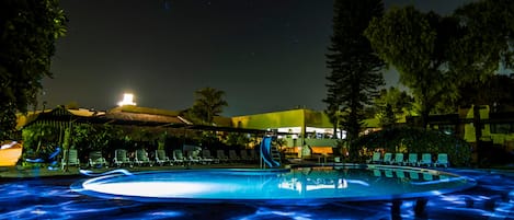 3 piscinas externas, guarda-sóis