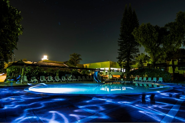 3 kolam renang terbuka, payung kolam