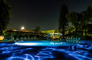 3 albercas al aire libre y sombrillas en la alberca