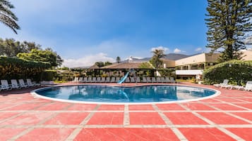 3 outdoor pools, pool umbrellas