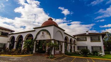 Vista frontal de la propiedad