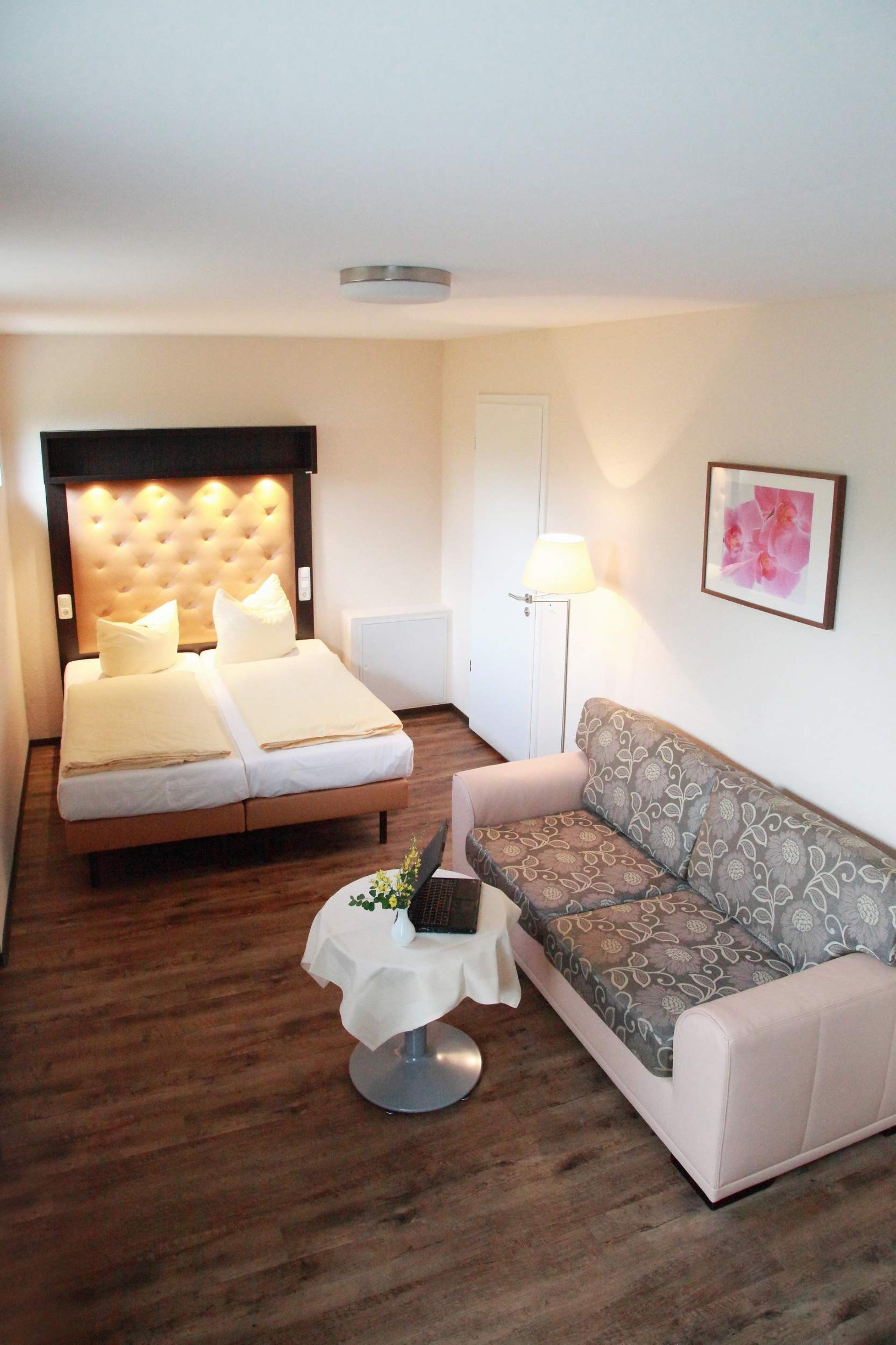 single room | desk, free cots/infant beds, rollaway beds, free wifi