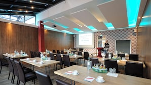 A conference room with tables, chairs, a projector screen, and a presentation. - Hotel zur Heidebluete (Hambuehren)