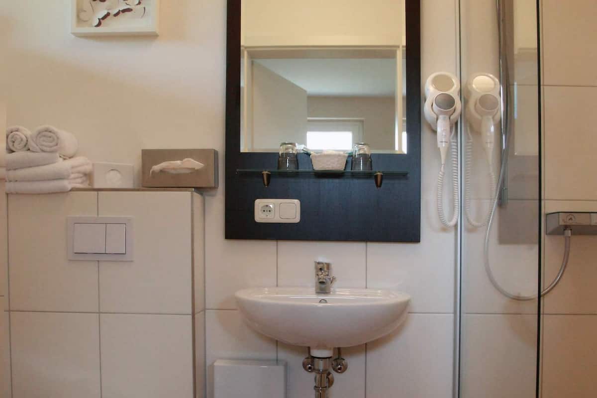 desk, free cots/infant beds, rollaway beds, free wifi