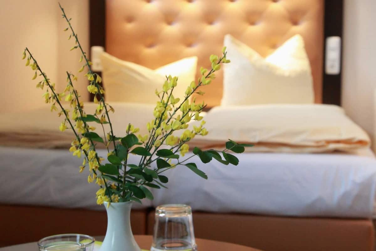 single room | desk, free cots/infant beds, rollaway beds, free wifi